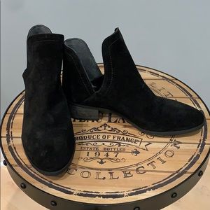 Coconuts Pronto Black Suede Bootie Sz. 9